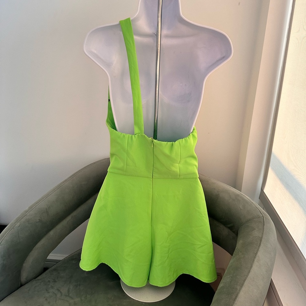 Black Halo Brew One Shoulder Romper - Picture 5 of 7